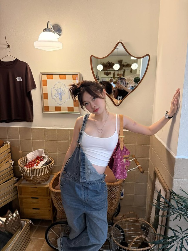 Tuyệt chiêu ‘trẻ mãi không già’ với quần yếm năng động- Ảnh 6.