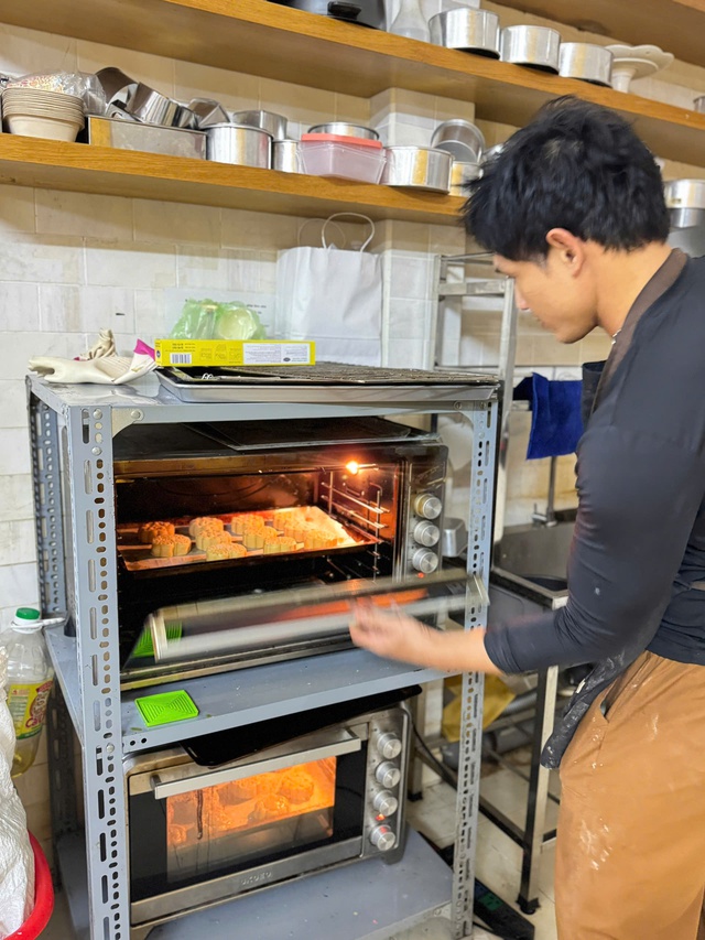 B&aacute;nh trung thu '2 giảm' d&agrave;nh tặng bệnh nhi suy thận - Ảnh 3.