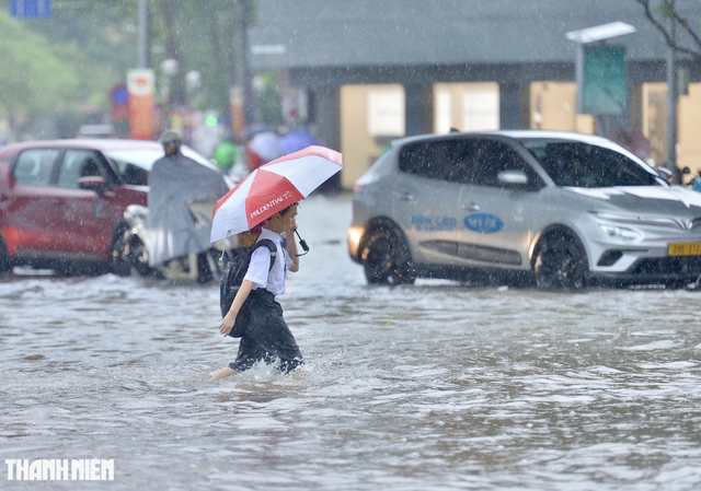 H&agrave; Nội mưa trắng trời do b&atilde;o số 10, hai trận đấu giải nữ quốc gia buộc phải ho&atilde;n- Ảnh 2.