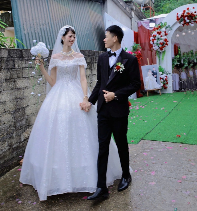Cô dâu cao 1m85 sánh duyên cù…