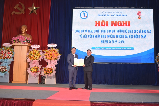 Công bố quyết định Hiệu trưởng Trường Đ…