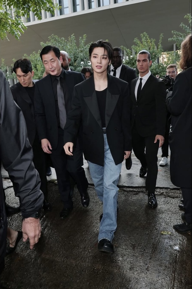 Dương Tử Quỳnh mang gi&agrave;y cao g&oacute;t khủng đi xem thời trang - Ảnh 7.