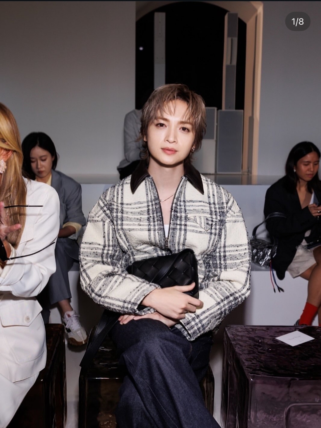 Dương Tử Quỳnh mang gi&agrave;y cao g&oacute;t khủng đi xem thời trang - Ảnh 10.