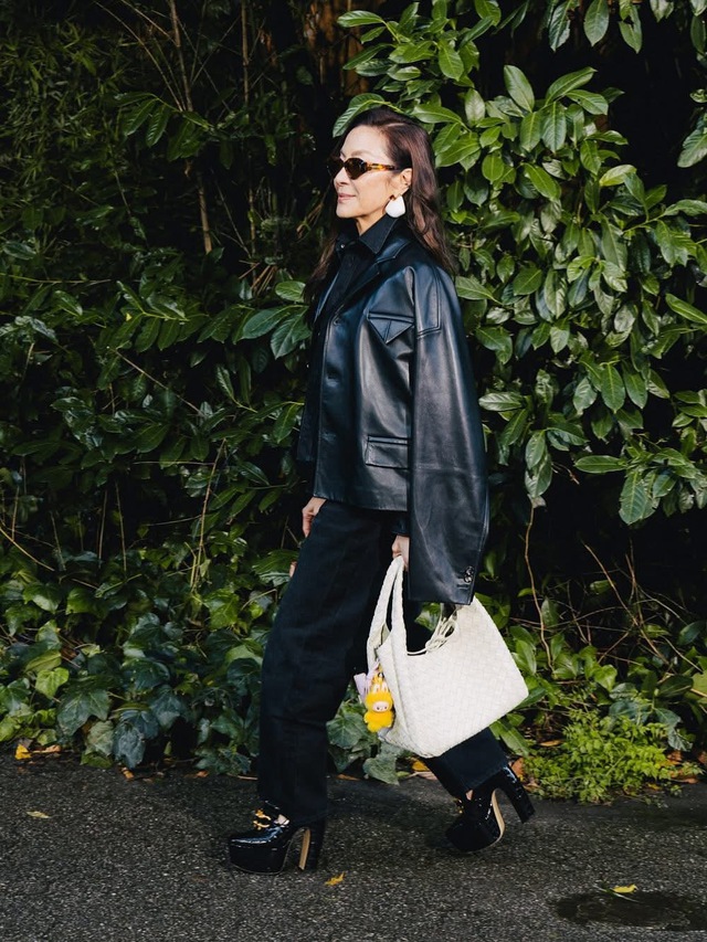 Dương Tử Quỳnh mang gi&agrave;y cao g&oacute;t khủng đi xem thời trang - Ảnh 1.