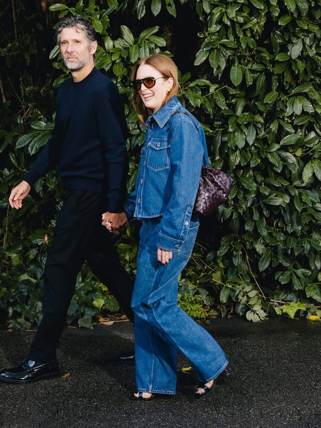 Dương Tử Quỳnh mang gi&agrave;y cao g&oacute;t khủng đi xem thời trang - Ảnh 4.