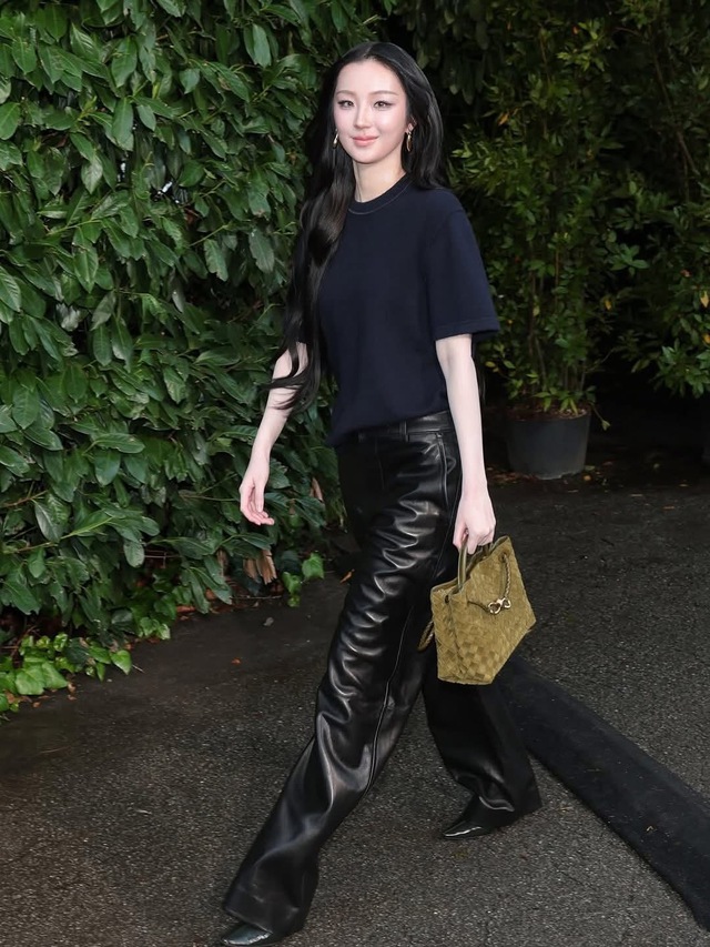 Dương Tử Quỳnh mang gi&agrave;y cao g&oacute;t khủng đi xem thời trang - Ảnh 9.