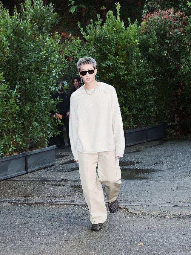 Dương Tử Quỳnh mang gi&agrave;y cao g&oacute;t khủng đi xem thời trang - Ảnh 5.