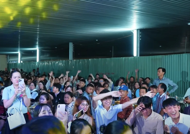 Hàng xóm chung tay di dời rạp cưới, 80 mâm cỗ giúp chú rể vì bão Bualoi - Ảnh 5.