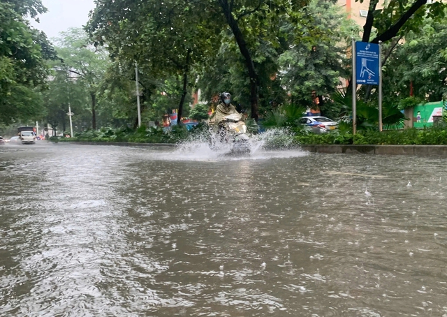 - Ảnh 1. Mưa lớn xối xả đến chiều tối nay, nhiều xã, phường Hà Nội ngập kéo- Ảnh 1.