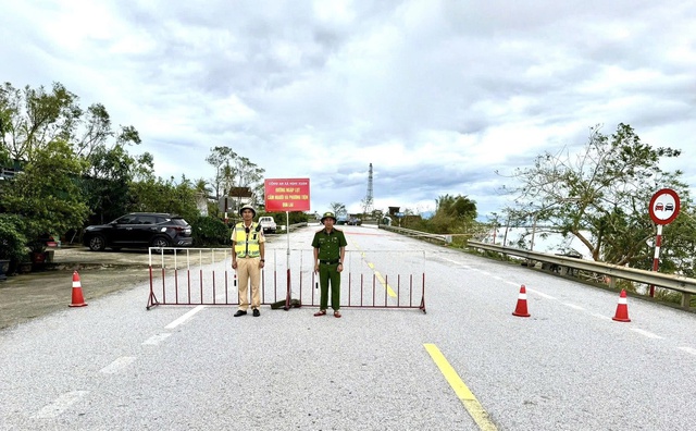 Quốc lộ 1A qua Hà Tĩnh ngập sâu do nước sông Lam dâng cao - Ảnh 2.