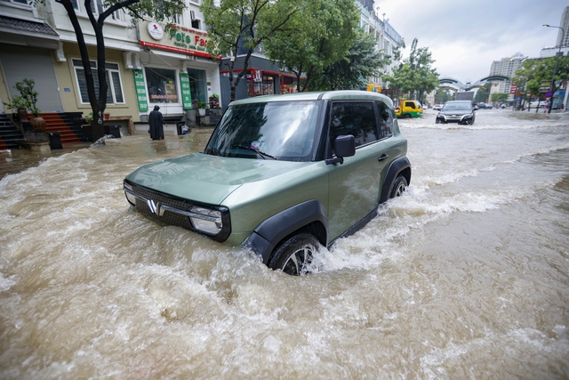 VinFast hỗ trợ cho chủ xe bị ảnh hưởng bởi bão số 10 - Ảnh 1.