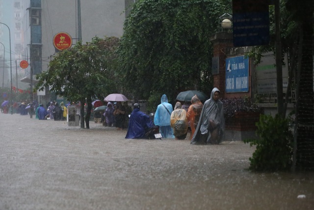 Hà Nội ngập khắp nơi, người dân cố vượt 'biển nước' về nhà- Ảnh 5. Hà Nội ngập khắp nơi, người dân cố vượt 'biển nước' về nhà- Ảnh 5.