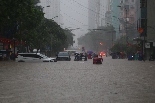 Hà Nội ngập khắp nơi, người dân cố vượt 'biển nước' về nhà- Ảnh 4. Hà Nội ngập khắp nơi, người dân cố vượt 'biển nước' về nhà- Ảnh 4.