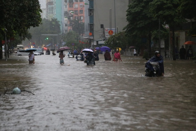 Hà Nội ngập khắp nơi, người dân cố vượt 'biển nước' về nhà- Ảnh 1. Hà Nội ngập khắp nơi, người dân cố vượt 'biển nước' về nhà- Ảnh 1.
