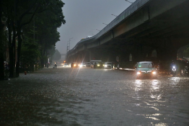 Hà Nội ngập khắp nơi, người dân cố vượt 'biển nước' về nhà- Ảnh 9. Hà Nội ngập khắp nơi, người dân cố vượt 'biển nước' về nhà- Ảnh 9.