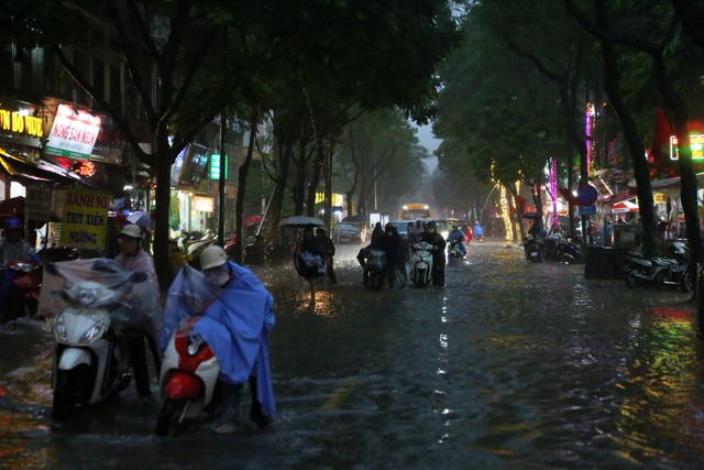 Hà Nội ngập khắp nơi, người dân cố vượt 'biển nước' về nhà- Ảnh 6. Hà Nội ngập khắp nơi, người dân cố vượt 'biển nước' về nhà- Ảnh 6.