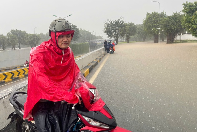 Nhiều tuyến phố ngập sâu, người Hà Nội đi vào đại lộ né điểm úng ngập - Ảnh 7.