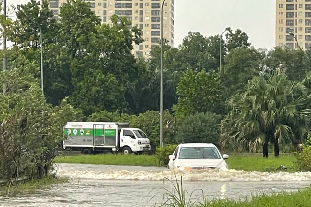 Nhiều tuyến phố ngập sâu, người Hà Nội đi vào đại lộ né điểm úng ngập - Ảnh 4.