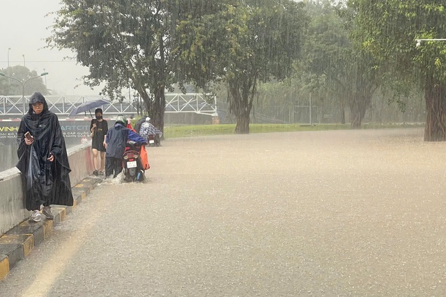 Nhiều tuyến phố ngập sâu, người Hà Nội đi vào đại lộ né điểm úng ngập - Ảnh 5.