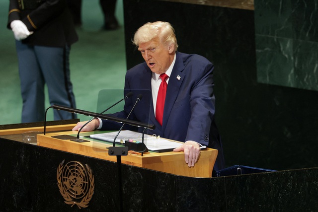 Chính quyền Trump trục xuất 100 người I…