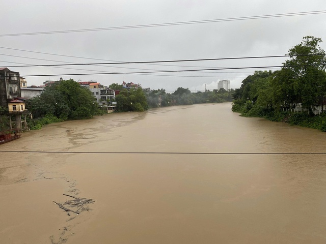 Mưa lớn bão số 10 nhấn chìm nhiều tuyến đường, phố ở TP.Thái Nguyên - Ảnh 4.