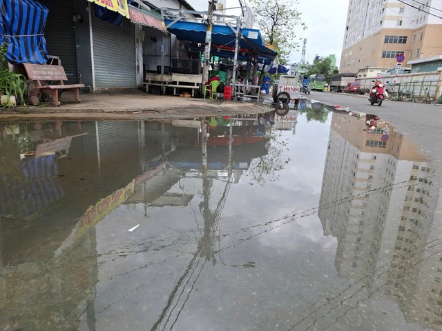Nghẹt cống gây ngập đường