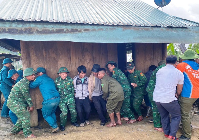 'Thần đèn' mang áo lính dời nhiều ngôi nhà cho dân khỏi vùng nguy cơ sạt lở - Ảnh 3.
