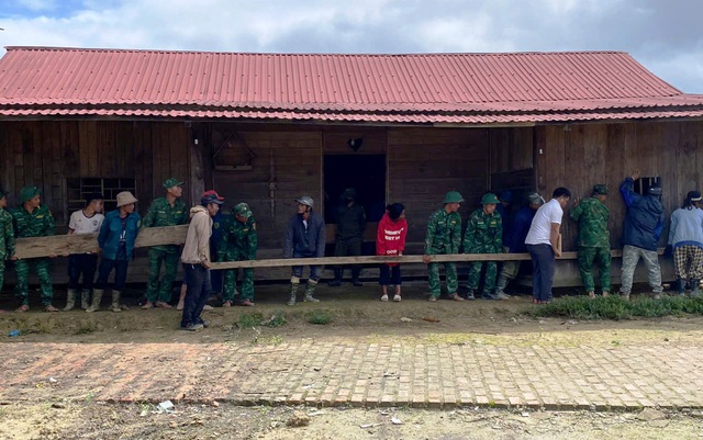 'Thần đèn' mang áo lính dời nhiều ngôi nhà cho dân khỏi vùng nguy cơ sạt lở - Ảnh 2.