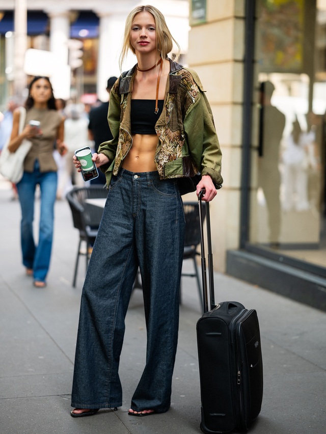 Quần jeans cạp thấp, ống loe, đính đá, đơn sắc... đang được yêu thích nhất- Ảnh 7. Quần jeans cạp thấp, ống loe, đính đá, đơn sắc... đang được yêu thích nhất- Ảnh 7.