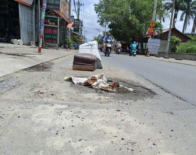 Đường sụt lún, nguy hiểm- Ảnh 1. Đường sụt lún, nguy hiểm- Ảnh 1.