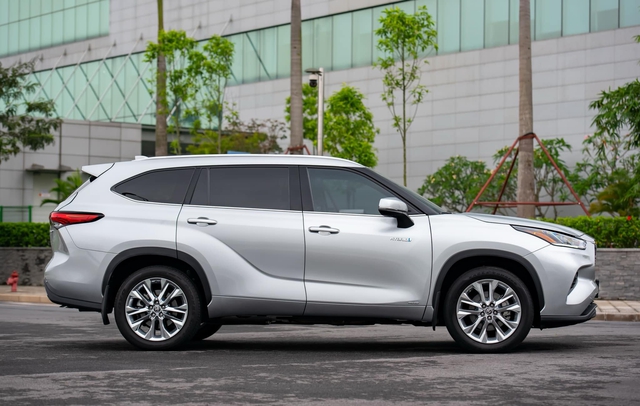 Xe nhập Mỹ Toyota Highlander dùng 4 năm, bán lại đắt hơn xe sang Đức - Ảnh 1.