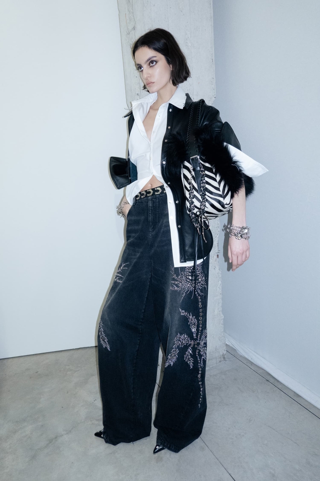 Quần jeans cạp thấp, ống loe, đính đá, đơn sắc... đang được yêu thích nhất- Ảnh 3. Quần jeans cạp thấp, ống loe, đính đá, đơn sắc... đang được yêu thích nhất- Ảnh 3.