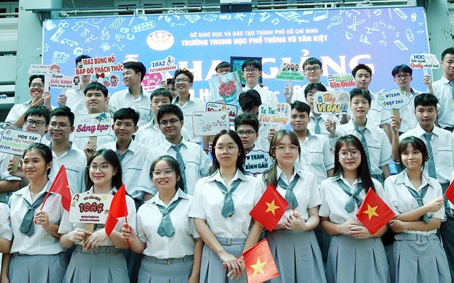 Lễ khai giảng đặc biệt kỷ niệm 80 năm ngành giáo dục việt nam - Ảnh 4. Lễ khai giảng đặc biệt kỷ niệm 80 năm ngành giáo dục việt nam - Ảnh 4.