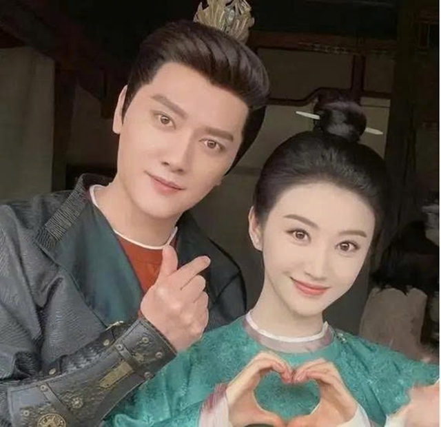 

Màn tương tác thân mật trong thời gian quảng bá phim Truy Hoa đã khiến hai nghệ sĩ bị đồn đoán có tình cảm với nhau  