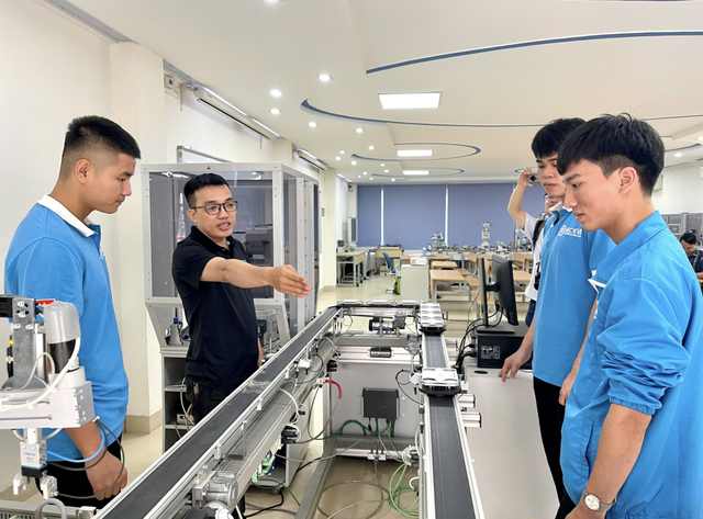 Những ngành bậc CĐ còn chỉ tiêu và nghịch lý ‘ngành cần - người không học’ - Ảnh 1.