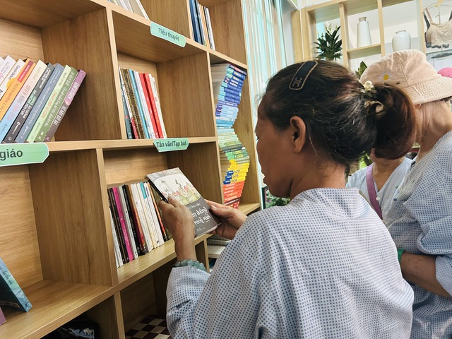 TP.HCM: Bệnh nhân ung thư đọc sách, chơi đàn, đánh cờ để lạc quan hơn - Ảnh 1.