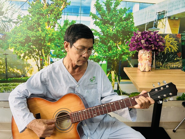 TP.HCM: Bệnh nhân ung thư đọc sách, chơi đàn, đánh cờ để lạc quan hơn - Ảnh 2.