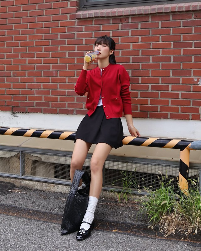 Nhẹ nhàng, trẻ trung bất ngờ khi nàng diện áo cardigan- Ảnh 6. Nhẹ nhàng, trẻ trung bất ngờ khi nàng diện áo cardigan- Ảnh 6.