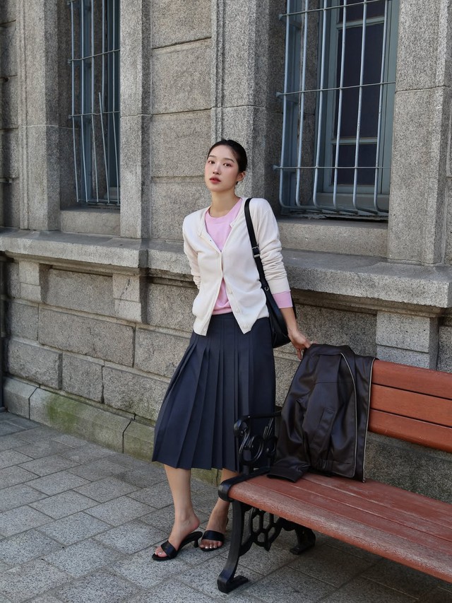 Nhẹ nhàng, trẻ trung bất ngờ khi nàng diện áo cardigan- Ảnh 5. Nhẹ nhàng, trẻ trung bất ngờ khi nàng diện áo cardigan- Ảnh 5.