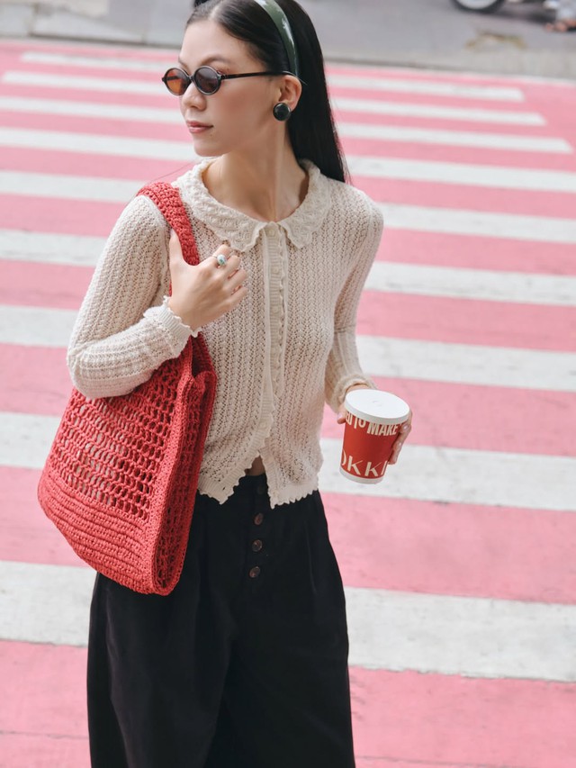 Nhẹ nhàng, trẻ trung bất ngờ khi nàng diện áo cardigan- Ảnh 1. Nhẹ nhàng, trẻ trung bất ngờ khi nàng diện áo cardigan- Ảnh 1.