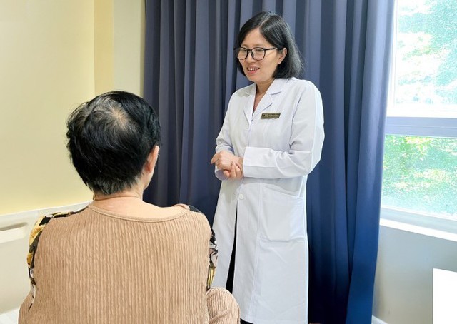 Tự mua thuốc theo toa cũ uống 1 năm, cụ bà bị rối loạn nhịp tim chậm - Ảnh 1.