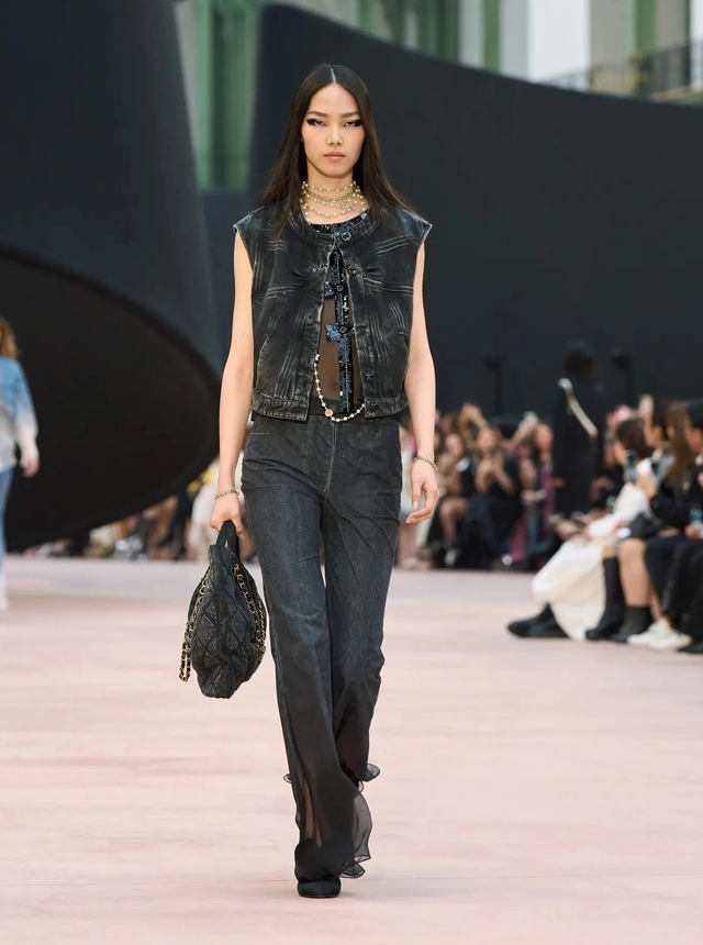 Quần jeans cạp thấp, ống loe, đính đá, đơn sắc... đang được yêu thích nhất- Ảnh 8. Quần jeans cạp thấp, ống loe, đính đá, đơn sắc... đang được yêu thích nhất- Ảnh 8.