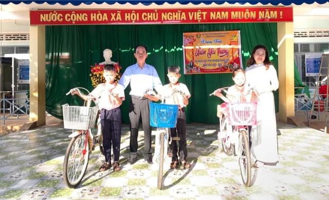 Thầy hiệu trưởng có tấm lòng nhân ái- Ảnh 1. Thầy hiệu trưởng có tấm lòng nhân ái- Ảnh 1.