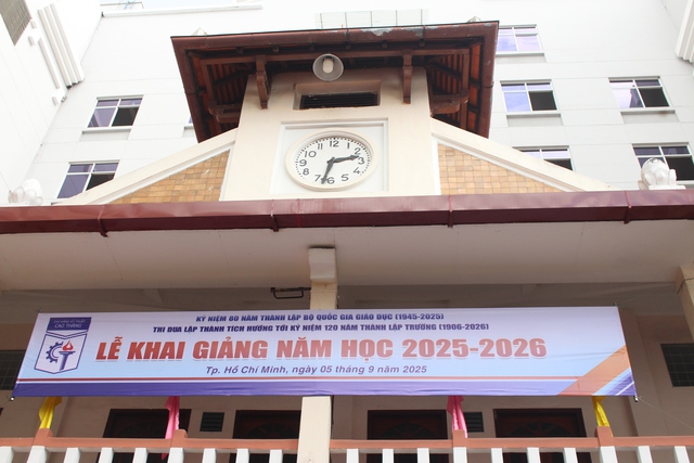 Ngôi trường gần 120 năm tuổi tất bật cho lễ khai giảng năm học mới - Ảnh 10.