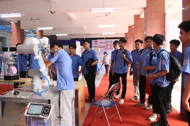Khai giảng tại ngôi trường Bác Hồ từng học: Từ đam mê mạch điện đến thủ khoa - Ảnh 10.