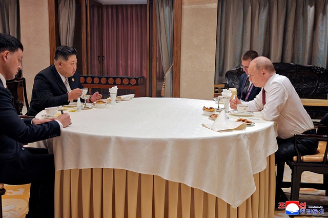 Triều Tiên xóa dấu vết của ông Kim Jong-un trong phòng gặp ông Putin ở Trung Quốc? - Ảnh 1.