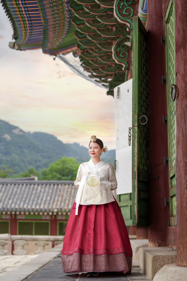 Nữ nhà văn Tina Yuan dịu dàng với Hanbok- Ảnh 2. Nữ nhà văn Tina Yuan dịu dàng với Hanbok- Ảnh 2.