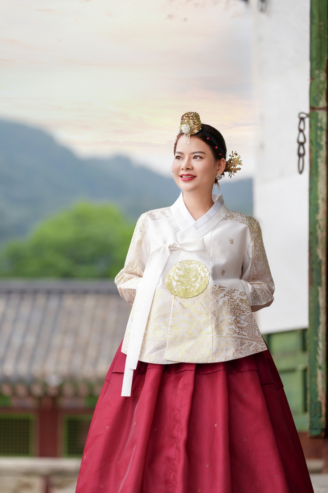 Nữ nhà văn Tina Yuan dịu dàng với Hanbok- Ảnh 1. Nữ nhà văn Tina Yuan dịu dàng với Hanbok- Ảnh 1.