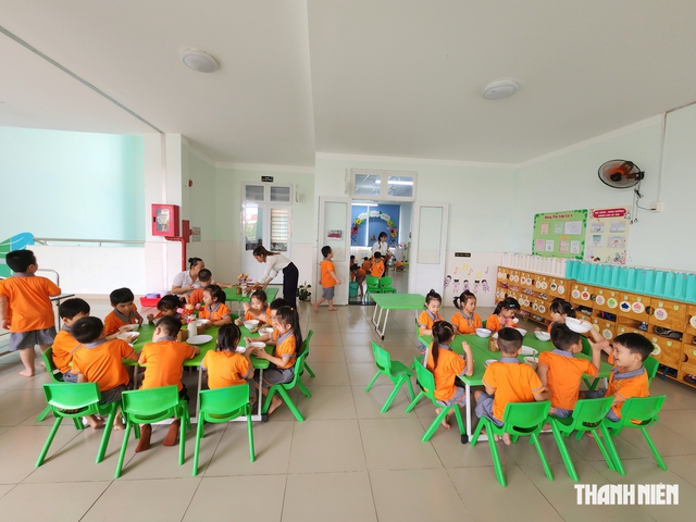 Sáng thứ bảy 5.9, trẻ mầm non TP.HCM tới trường khai giảng ra sao? - Ảnh 2.