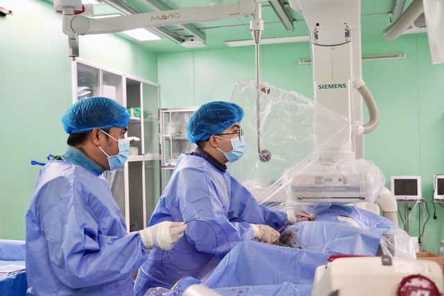 Cứu sống cụ bà 90 tuổi bị túi phình mạch máu não nguy kịch - Ảnh 2.